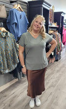 Load image into Gallery viewer, DOUBLE ZERO satin mid length skirt
