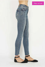 Load image into Gallery viewer, Judy Blue HW Skinny Vintage Wash Destroyed Hem
