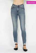 Load image into Gallery viewer, Judy Blue HW Skinny Vintage Wash Destroyed Hem

