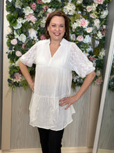 Load image into Gallery viewer, Umgee White tunic blouse
