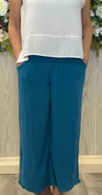 Load image into Gallery viewer, Umgee wide leg linen crop pant raw hem
